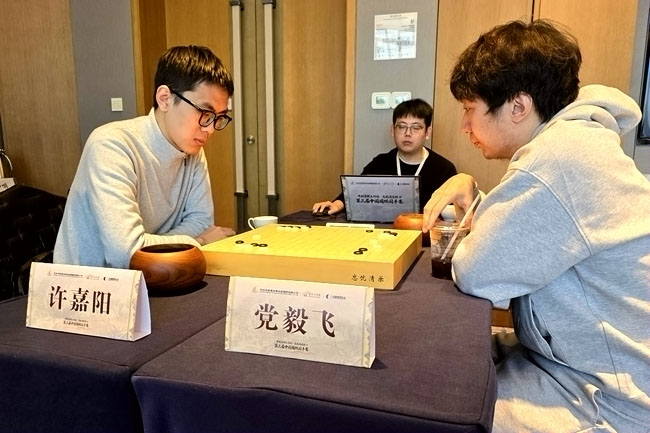 许嘉阳(左)与党毅飞在比赛中。人民网记者 胡雪蓉摄(shè)